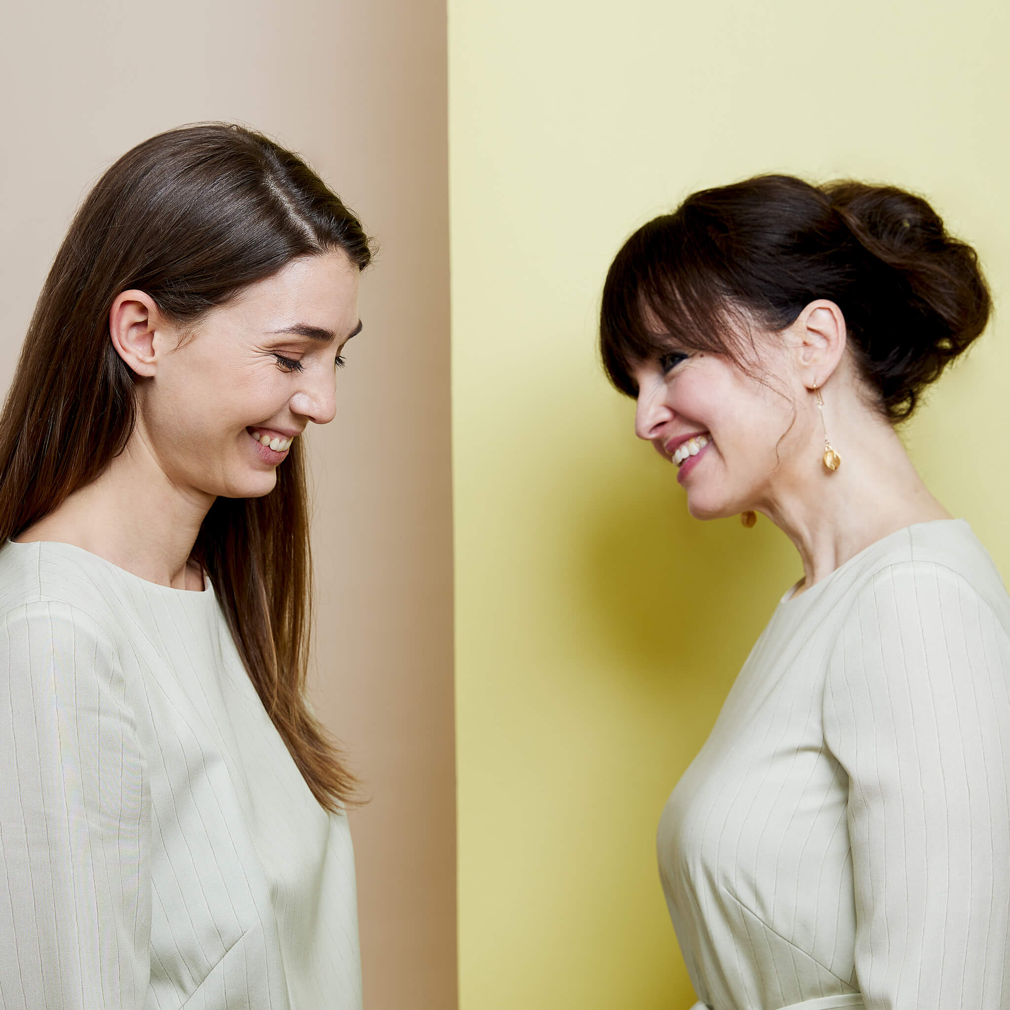 Milana Schoeller und Dr. Sonja Lechner tragen das Art Edition Kleid in grün