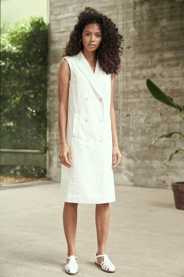 Vielseitiges Kleidungsstück: AMIRIA - ein weißes Kleid aus Bio-Baumwolle für verschiedene Styles