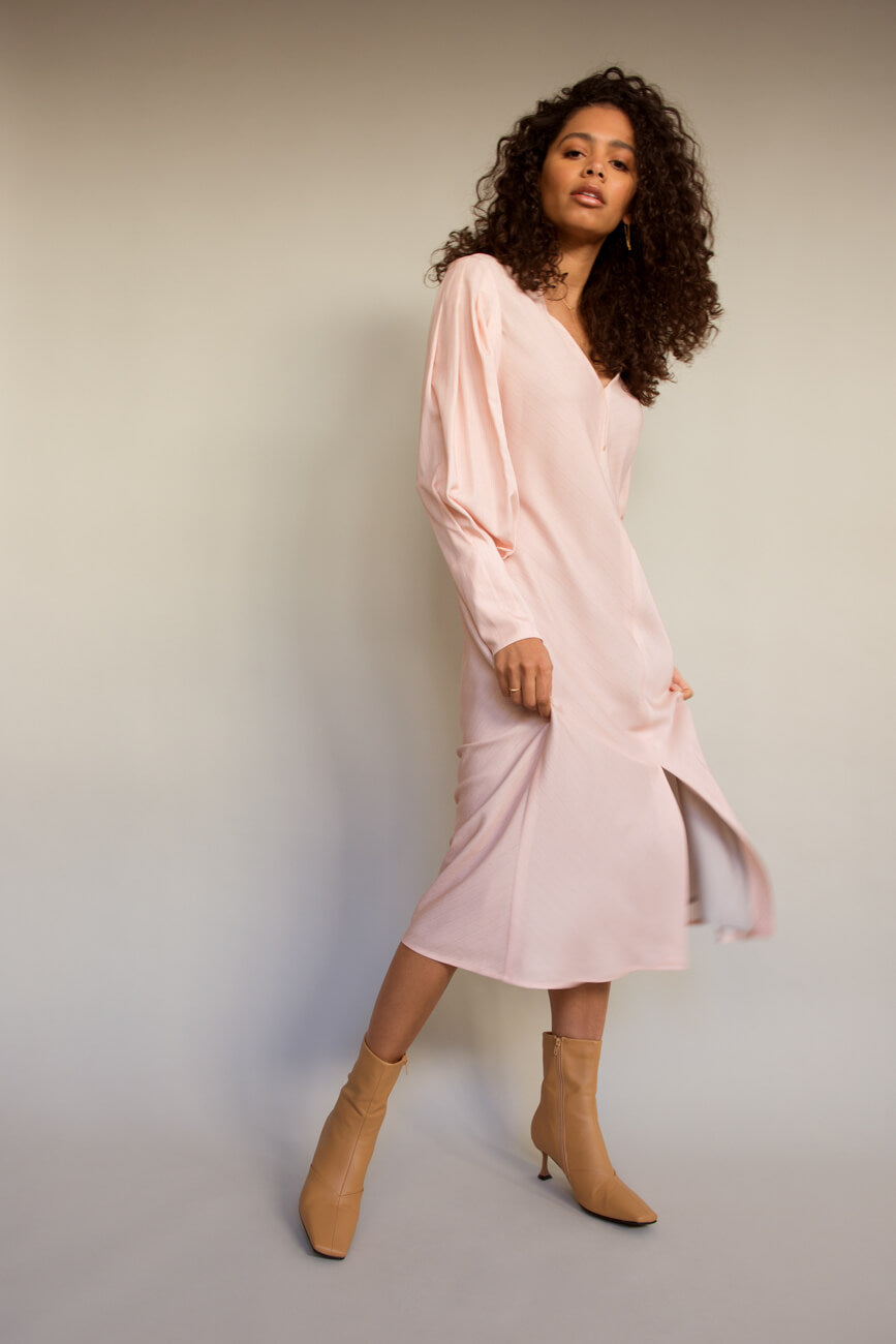 Milana - Luxuriöses Midi-Kleid mit Kunstdruck in Strawberry Creme