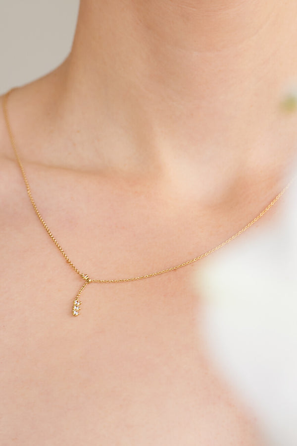 KAYRA – Loop Kette mit wandelbarer Länge aus 18 Karat Gelbgold und weißen Saphiren