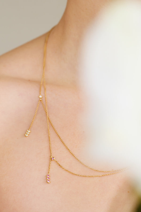 KAYRA – Loop Kette mit wandelbarer Länge aus 18 Karat Gelbgold und rosé Saphiren
