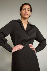 Nachhaltige Luxusmode für Frauen: Schwarze ALIA Bluse aus Tencel-Faser