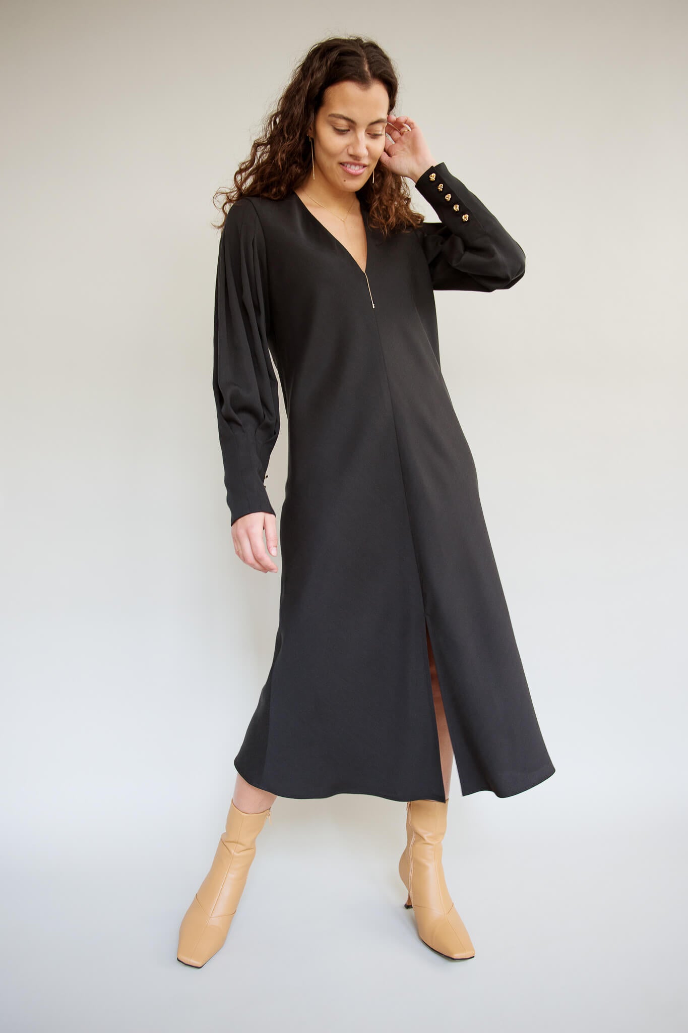 Milana - Luxuriöses Midi-Kleid in schwarz